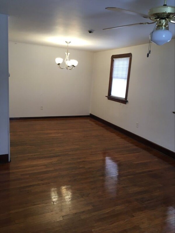 Building Photo - 715 W 9th St