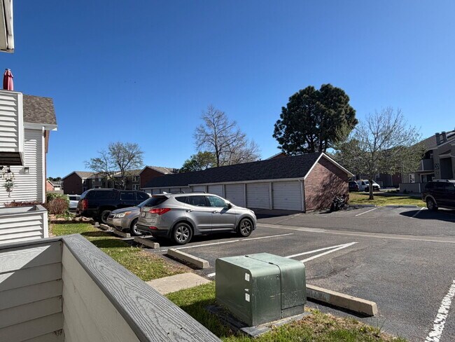 Building Photo - Ground Level 1 Bedroom/1 Bathroom Condo Located In Gated Oak Park Community! (Available Immediately)