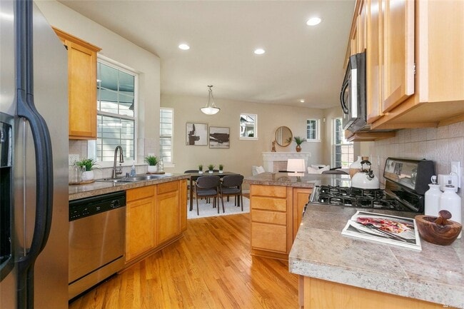 Building Photo - SEPTEMBER FREE >> Beautiful 3BR/3BA Townho...