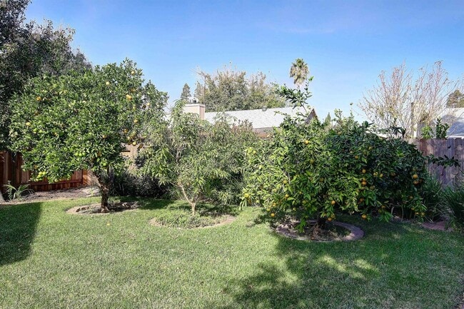Building Photo - Updated 3 Bedroom Home on Quiet Court with Covered Patio