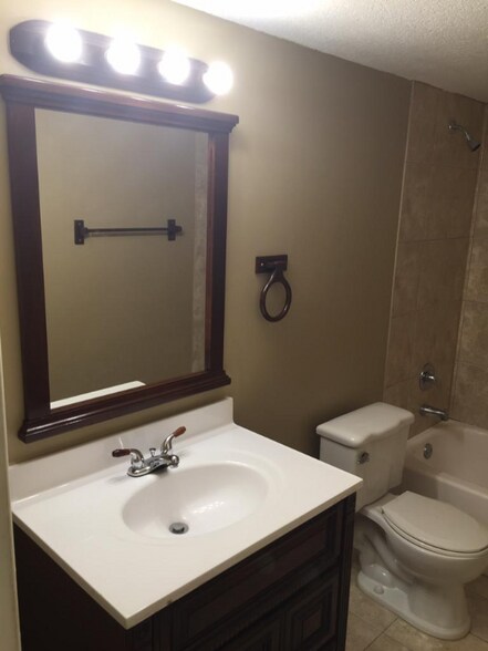 Building Photo - 4112 Inverrary Dr