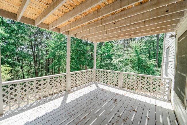 Building Photo - 4 bed, 3 bath, home with privet sunroom off master.