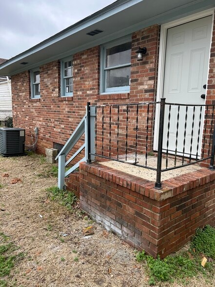 Back Porch - 943 Parks Ave