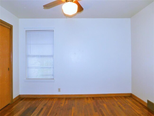 Building Photo - 1713 Crescent St