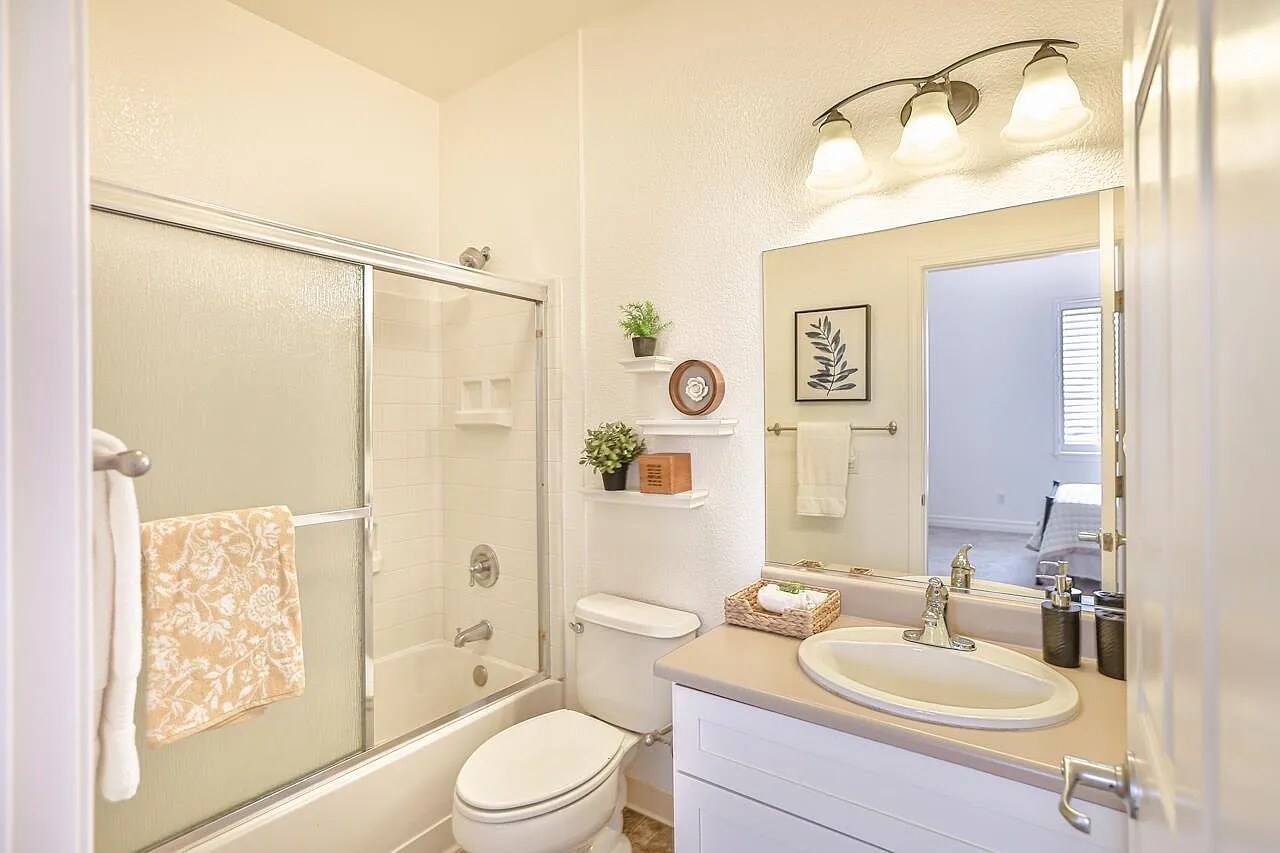 Master Bath - 516 Martha St