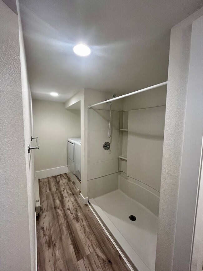 Building Photo - 607 W Babcock St