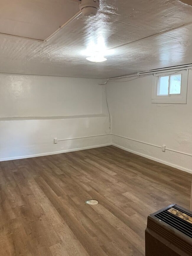 Building Photo - 1 bedroom, 1 bath Lower Level Duplex Unit ...