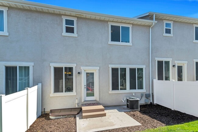 Building Photo - Gorgeous Three Bedroom Townhome; Herriman//
