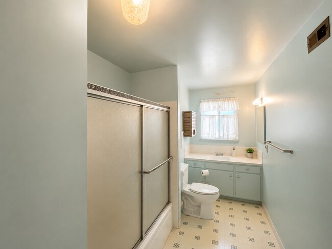 Building Photo - 1351 Oakwood Ct