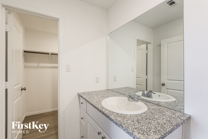 Building Photo - 10642 Vinateros Dr