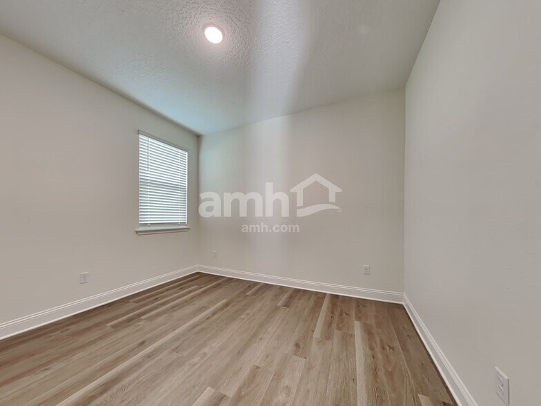 Building Photo - 11667 Hillside Dr