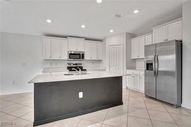 Building Photo - 418 Pickford Ave