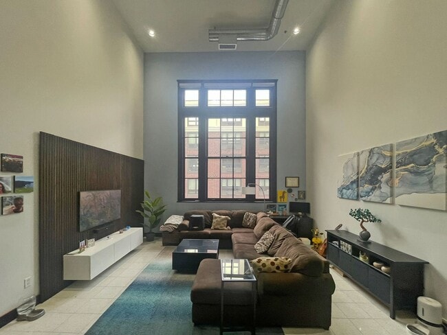 Building Photo - Spacious, Loft in Union Depot with Awesome...