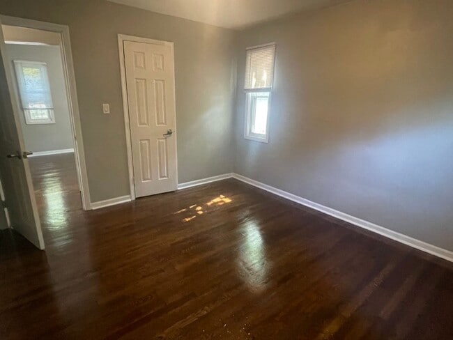 Building Photo - Spacious 4 Bed / 2 Bath Home with Large Ba...