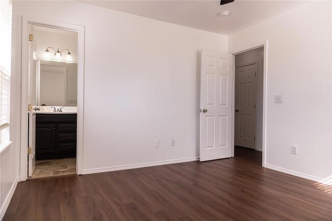 Building Photo - 915 E Perkins Ave