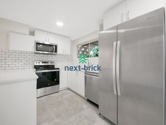 Building Photo - 6 Bed and 3 Bath Single Family Home Available Now!