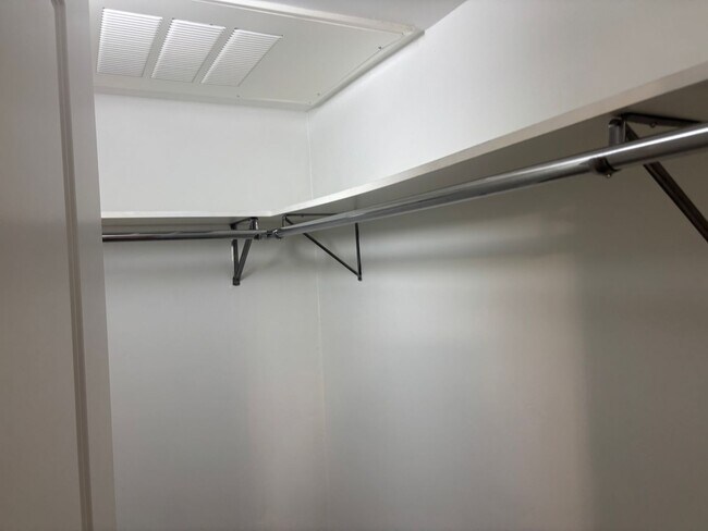 Building Photo - Updated one bedroom is ready for its new r...