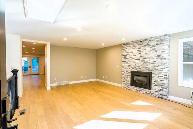 Building Photo - 6832 122nd Ave NE