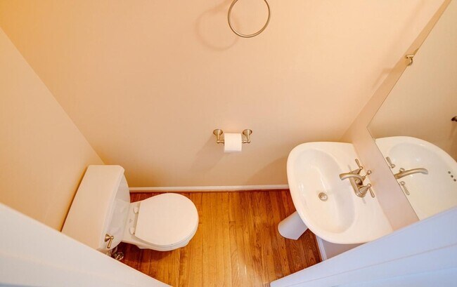 Building Photo - Charming Abingdon Townhome with Modern Upgrades!