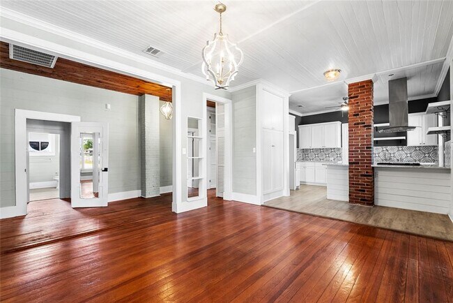 Building Photo - 108 N Ave B