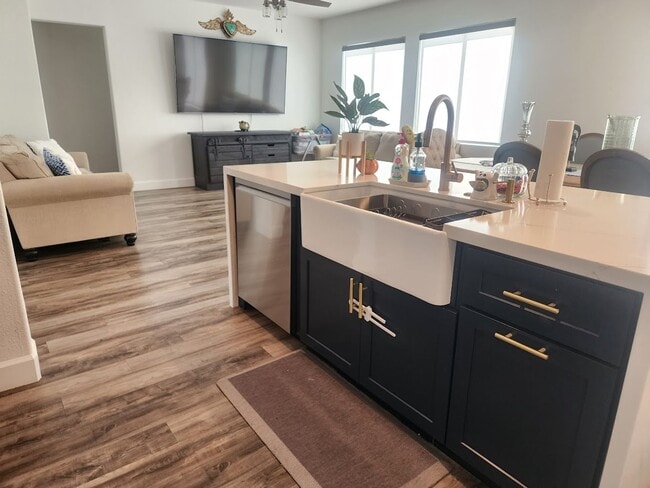 Building Photo - Gorgeous 4 Bedroom Home in Temecula with R...