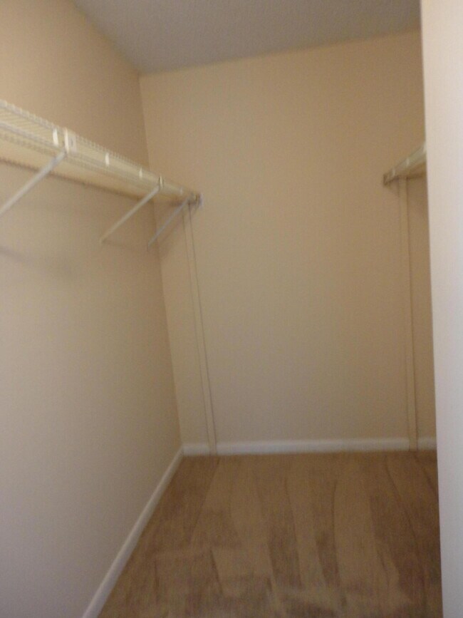 Building Photo - 208 Foxtail Dr