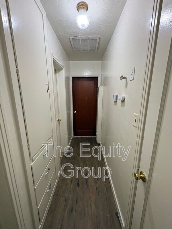 Building Photo - 309 W Noble Ave
