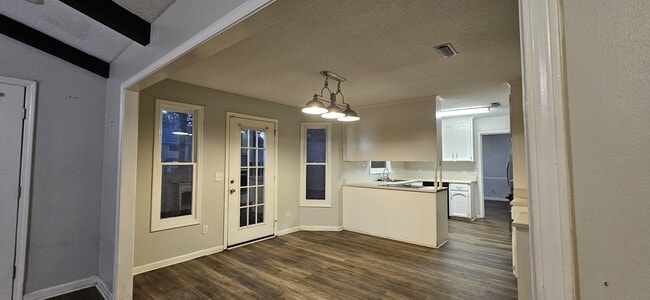 Building Photo - 211 Plantation Rd