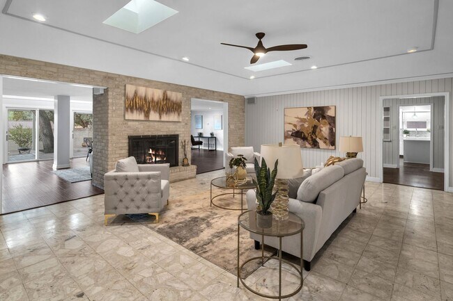 Building Photo - CHARMING 5 BDRM HOME IN CASTLE HILLS!!