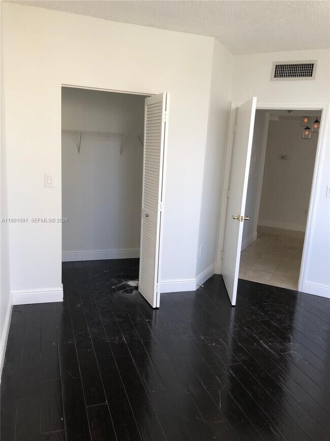 Building Photo - 6422 Collins Ave