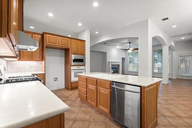 Building Photo - 2127 Clear Lake Pl