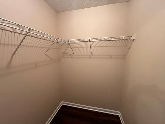 Building Photo - Beautifully updated 3 BR 2 Bath Home in La...