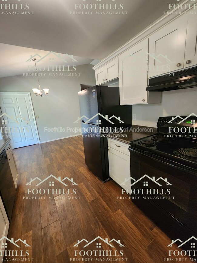 Building Photo - 303 Green Forest Dr