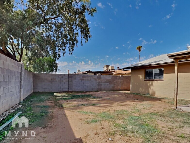 Building Photo - 7555 W Devonshire Ave