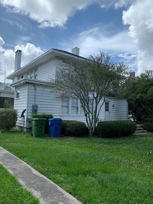 Building Photo - Beautiful Historic 3 Bedroom 2 Bath House on Colonial Drive