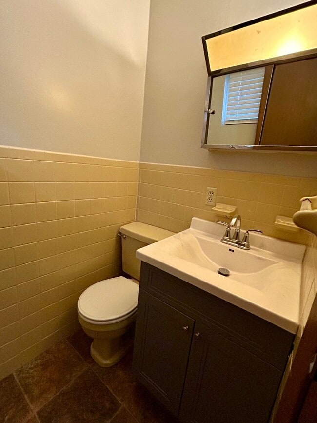 Building Photo - 833 Stanford Dr