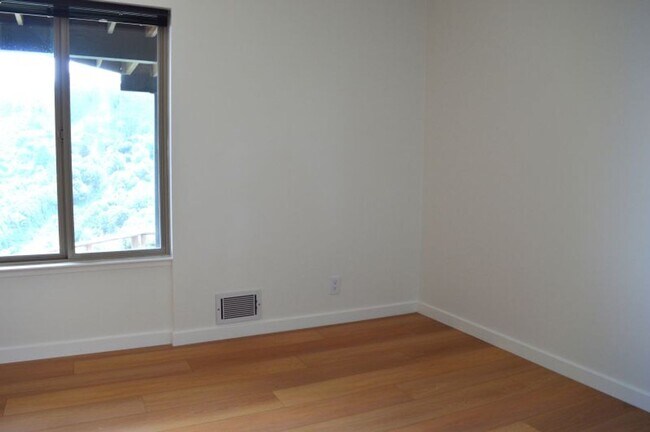 Building Photo - Pros127-129
