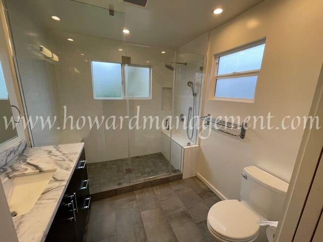 Building Photo - Beautiful Home On Corner Lot With Large Ba...