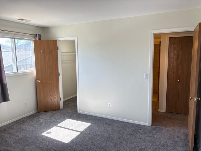 Building Photo - 1 Bed 1 Bath Condo With Large Covered Balcony & Community Pool.