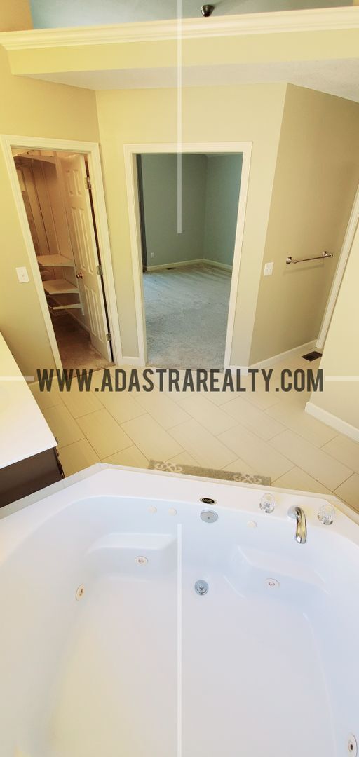 Building Photo - Gorgeous Updated Home in Blue Valley, South Overland Park-Available NOW!!