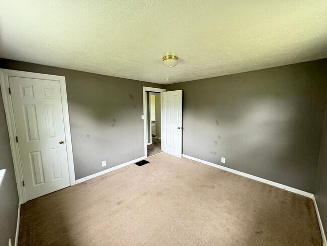 Building Photo - 2-Bedroom, 1-Bathroom Home – $995/Month