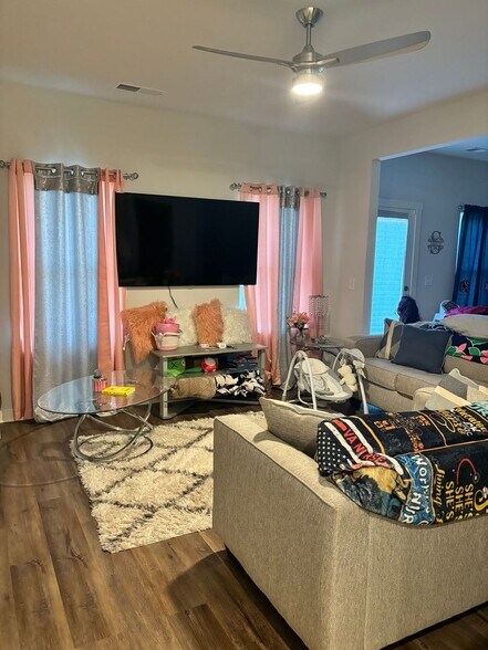 Building Photo - 659 The Heights Ln