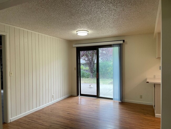 Building Photo - Spacious 3 Bed 2 Bath Home-Located on a Corner Lot in Quiet Neighborhhood