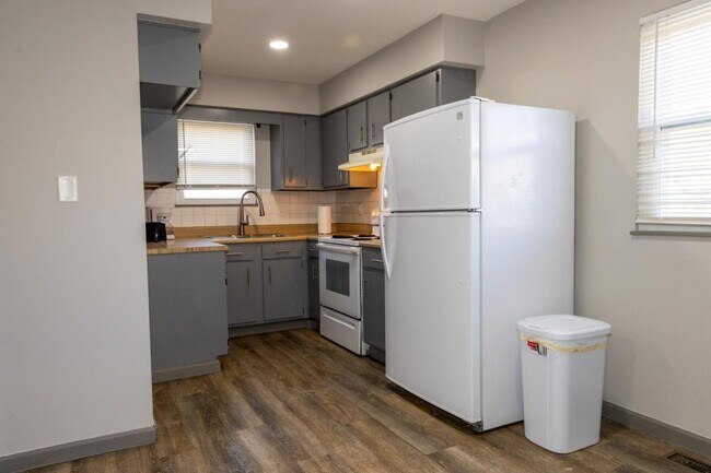 Building Photo - 1450 Villa Ct