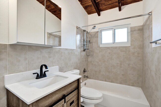 Building Photo - 4670 SW 25th Ave