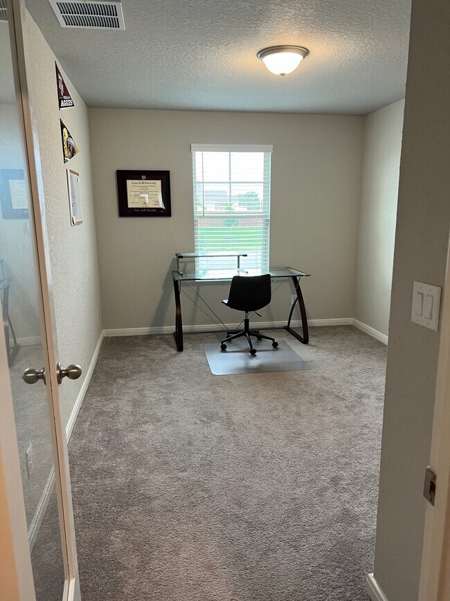 Building Photo - 525 Sentry Valley St