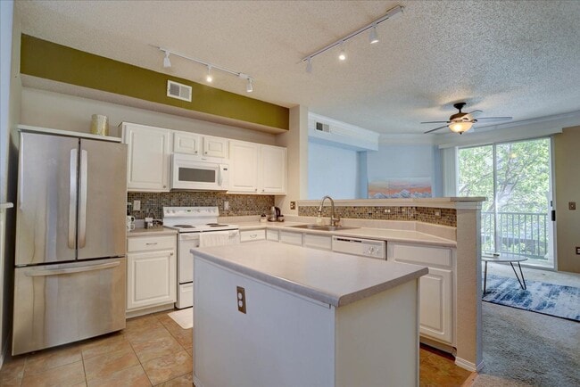 Building Photo - Beautiful 2bed/2bath/1car garage in Louisville!