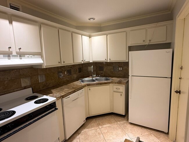 Building Photo - 136 NE 19th Ct