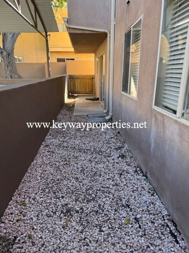 Building Photo - FootHills 3bed 2 bath Condo for rent **MOV...