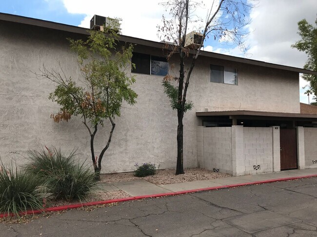 Building Photo - 2 bed 1.5 townhouse Scottsdale
